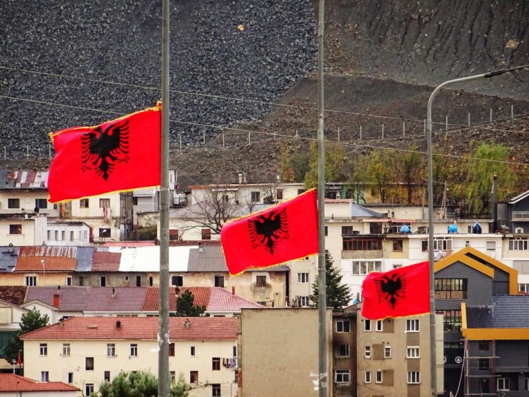 FOTO – Bulqiza dekorohet për festat e 28-29 Nëntorit, flamuri kuqezi valëvitet në qytet