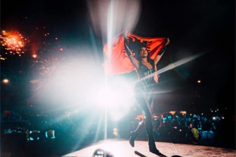 Dua Lipa falenderon shqiptarët që e ndoqën koncertin e saj nga afër: Shfaqja më e madhe realizuar ndonjëherë