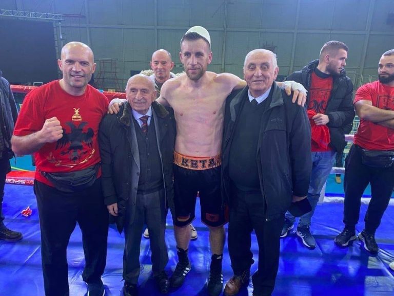 VIDEO – Fitore spektakolare e Ferit Ketës në Tetovë, boksieri nga Bulqiza iu bënë dhuratën më të bukur shqiptarëve në 110-vjetorin e Pavarësisë