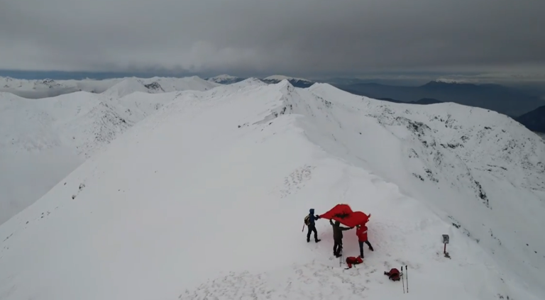 110-vjetori i Pavarësisë, tre alpinistë valëvisin flamurin kuqezi në Majën e Bistrës