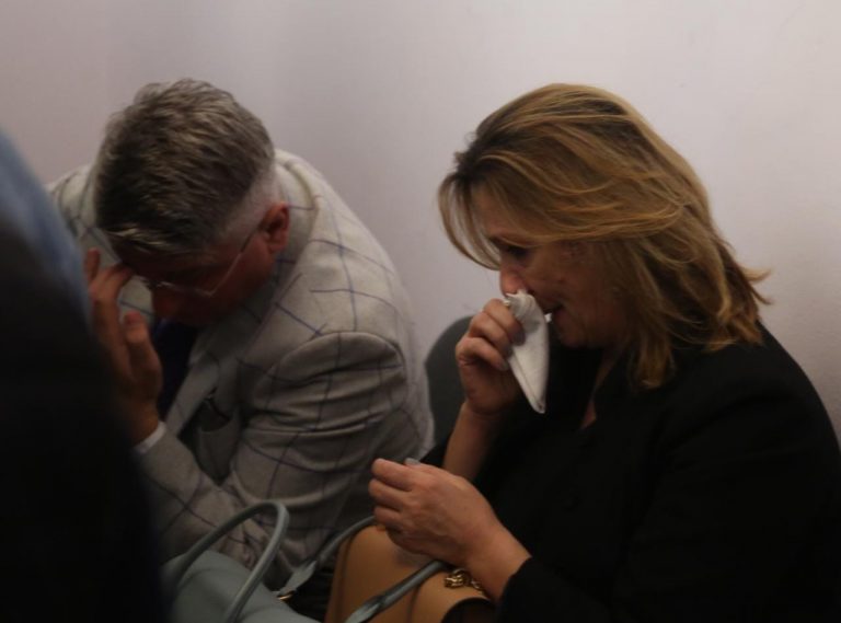 Kolegët demokratë shpërthyen në lot, pas largimit së Grida Dumas