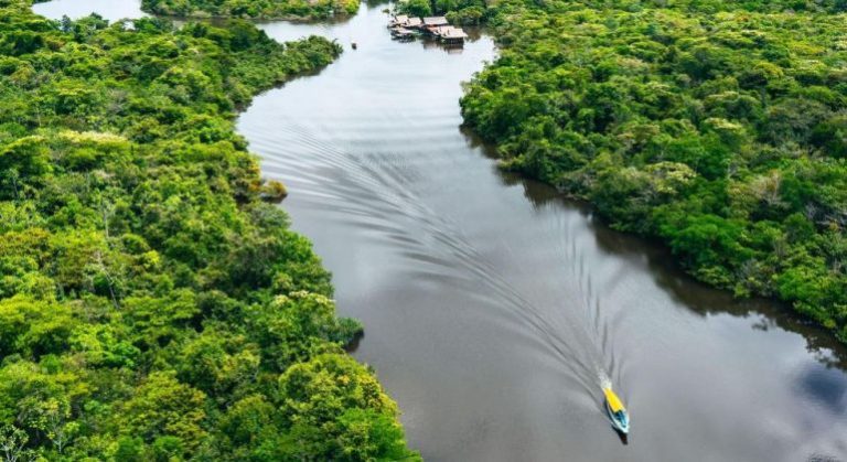 Po udhëtonin me varkë përgjatë lumit, merret peng grupi i madh i turistëve në Peru, mes tyre gra shtatzëna dhe foshnje