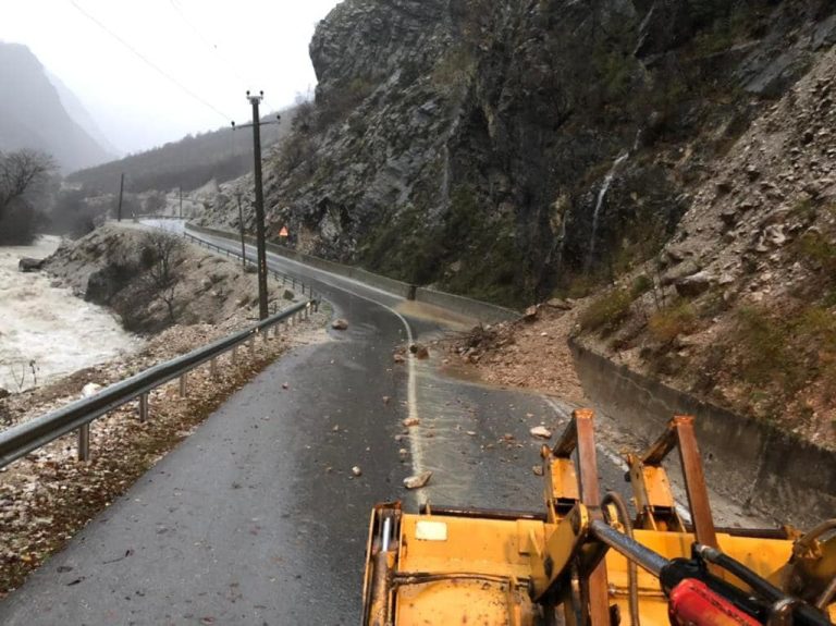 Reshje shiu në të gjithë vendin, në disa rrugë ka pasur rënie të inerteve