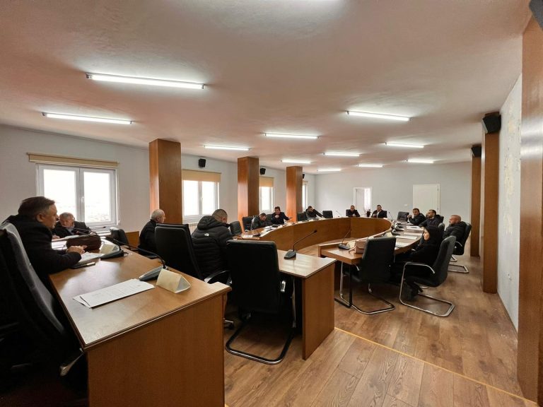 EMRAT – Këshilli Bashkiak i Bulqizës miraton dhënin e ndihmës ekonomike, ja kush përfiton