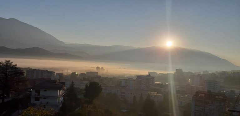 Dita do të jetë me diell, por temperaturat do të ulen. Mësoni si do jetë moti për sot