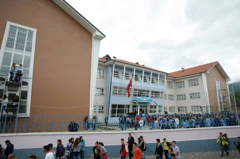 Peshkopi: Sherr në gjimnazin “Said Najdeni”, roja konfliktohet me dy vëllezërit