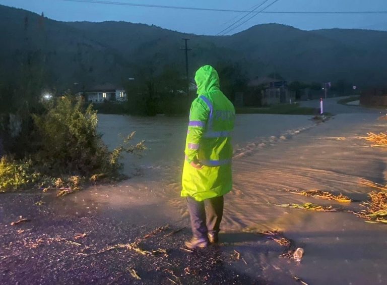 Shiu “paralizon” Shqipërinë, Policia: Cilat janë akset me më shumë probleme
