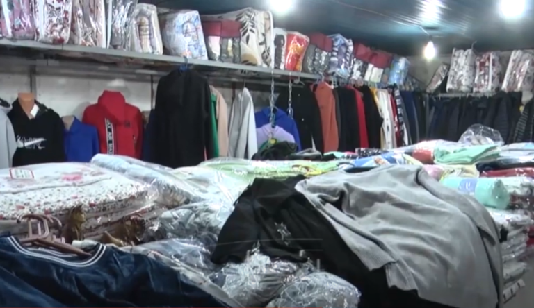 VIDEO – Jo vetëm ushqimet, por në Bulqizë edhe veshjet blihen me listë