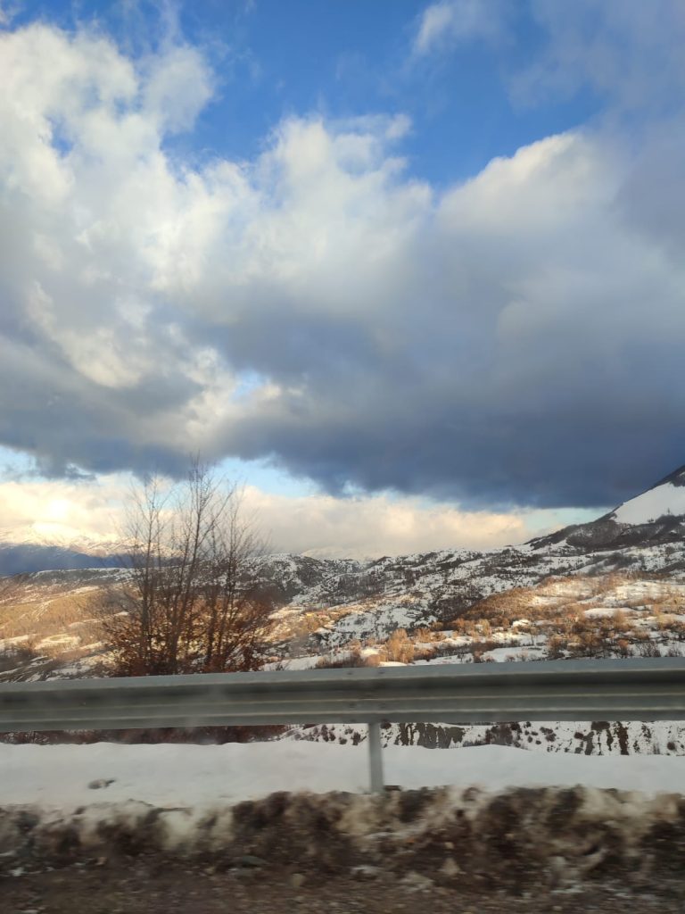 Bora zbardh zonat malore të Qarkut Dibër/ Bllokohet përkohesisht aksi i rrugës së Arbrit, bypass-Qafë Murrizë. Policia apel shoferëve