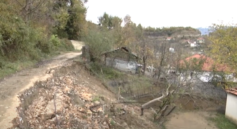 VIDEO – Shembet rruga në Rripë, dhjetëra familje të izoluara