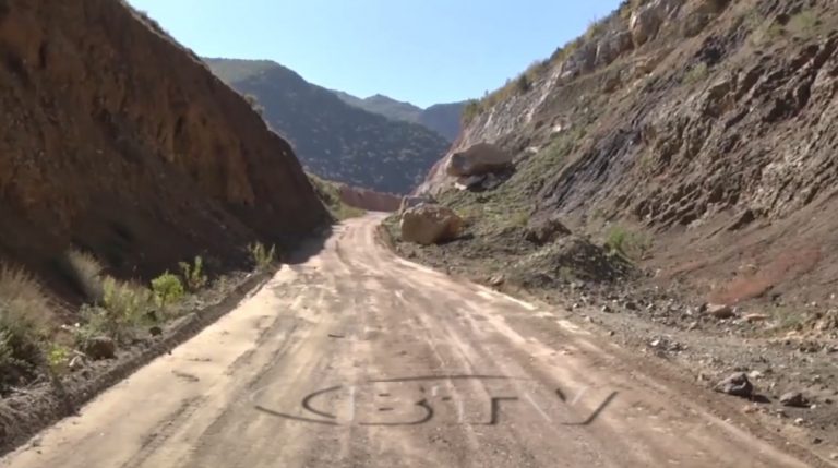 VIDEO – Nivelohet traseja e rrugës së Arbrit, Ura e Vashës – Qaf Buall