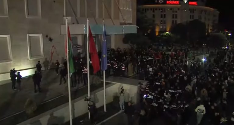FOTO – Tensione në protestën e opozitës, qytetarët çajnë rrethimin e policisë