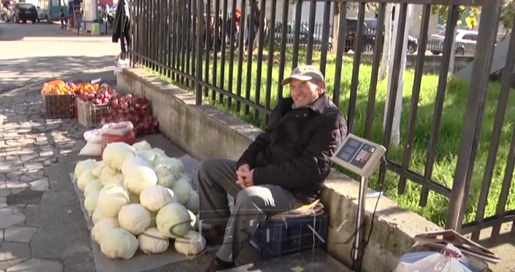VIDEO – Tregtari ambulant në Peshkopi: Prodhimi po na shkon kot