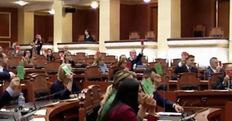 Vota kundër ligjit për portin e Durrësit, Alibeaj: Dhurohet pasuria e shqiptarëve, pa garë dhe pa transparencë