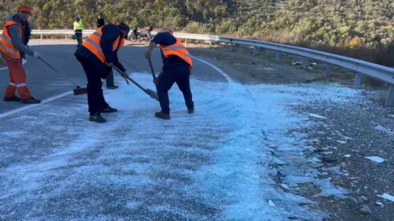 VIDEO – E pazakontë në Kloskatund, rruga mbushet plot me xhama