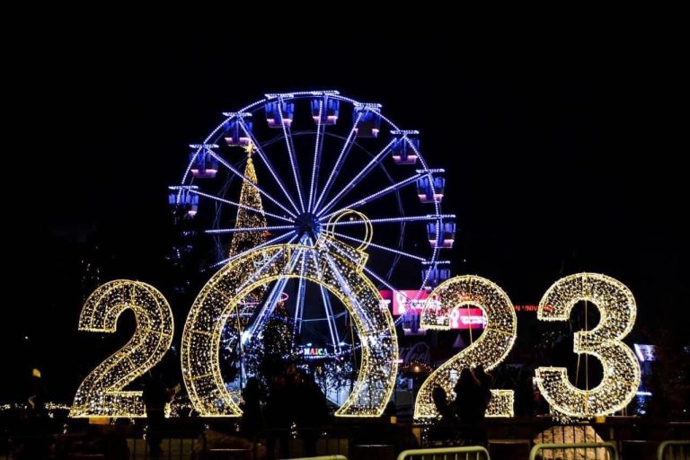 Magjia e festave të fundvitit ndihet edhe në Tiranë, qyteti zbukurohet me dritat festive