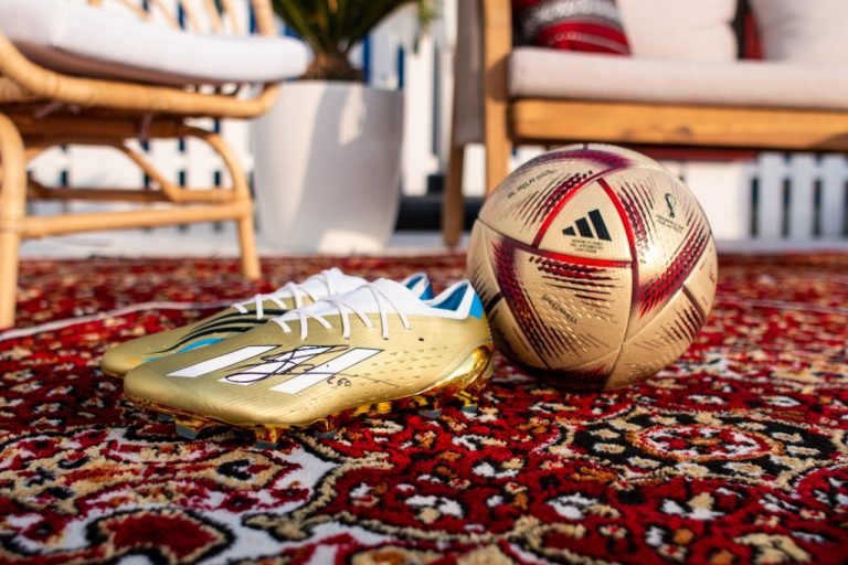 FOTO – Messi në kërkim të trofeut të Kupës së Botës, sot luan me këpucë të personalizuara