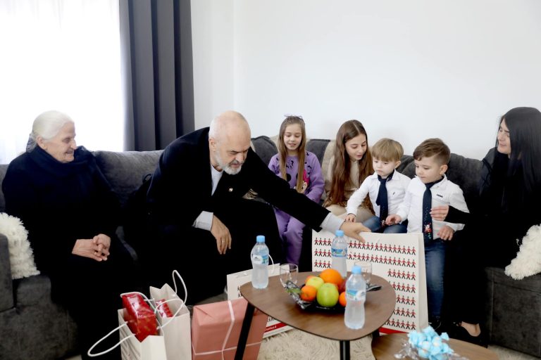 Paralajmërimi i Edi Ramës: Qeveria do të shpërndajë mbi 8 miliardë lekë në ditët e para të janarit, ja kategoritë që do të përfitojnë nga “Pakoja e Madhe”