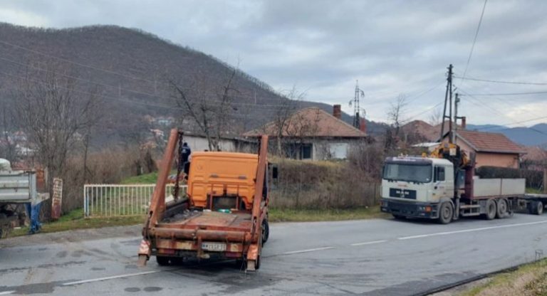 Kosovë: Nis largimi i barrikadave në veri