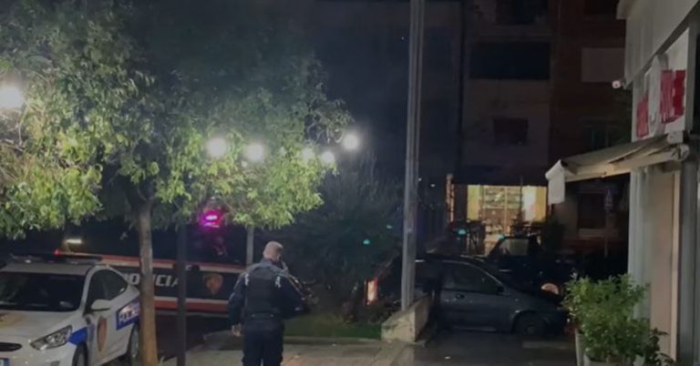 Një person kërcënon me thikë punonjësit e biznesit dhe grabit disa bizhuteri, policia në kërkim të autorit