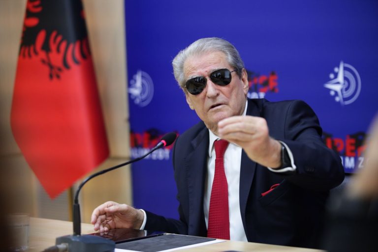 Sali Berisha: Shefit të shërbimit informativ i mbyllen dyert e shërbimit dhe nuk i lejohet të marrë detyrën