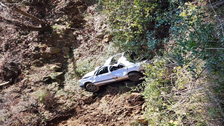 Makina doli nga rruga dhe përfundoi në humnerë, një viktimë dhe tre të plagosur në
