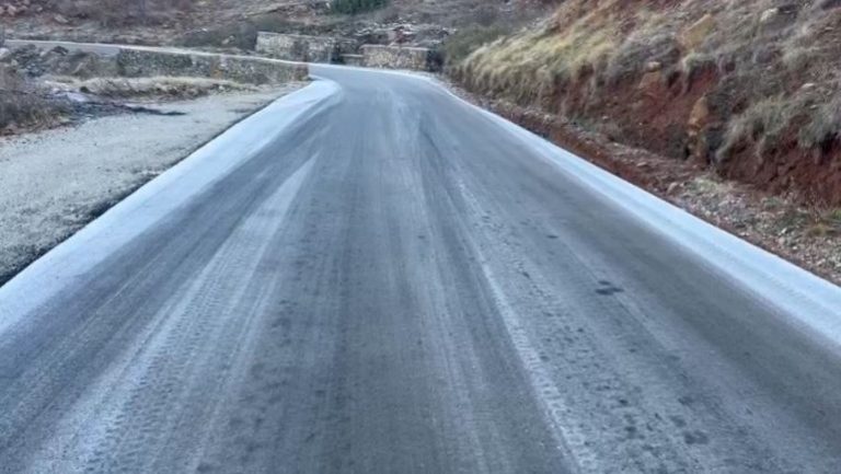 VIDEO – Vështirësohet kalimi në rrugën Qafë Buall-Krastë nga ngrica dhe akulli