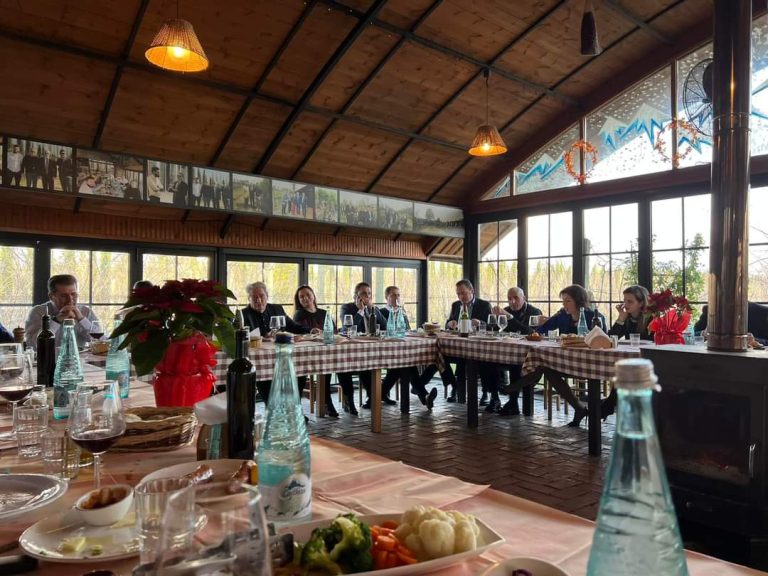 Xhelal Mziu bën bashkë demokratët për festa, Tabaku poston fotot ku në tryezë është dhe grupi i Berishës