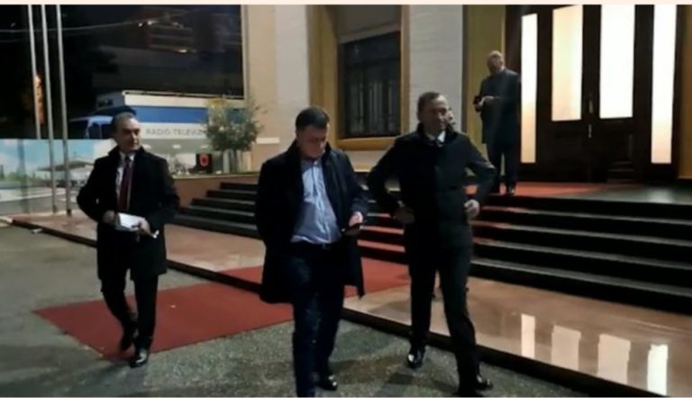 Bllokoi foltoren e Kuvendit, Flamur Noka përjashtohet nga seanca plenare