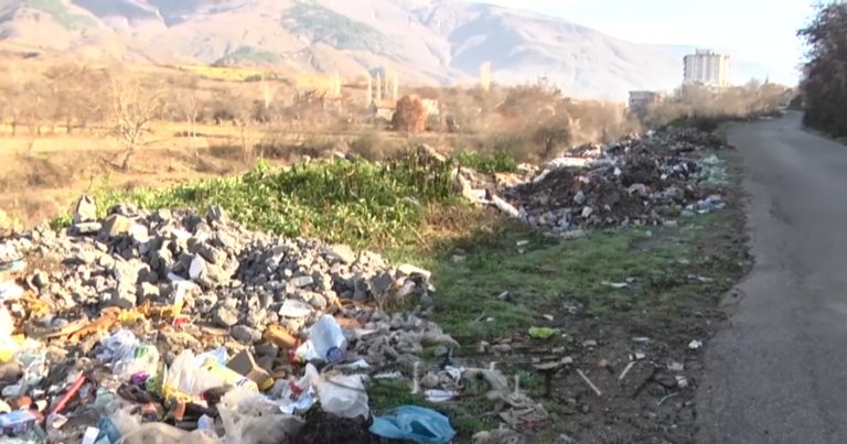 VIDEO – Maqellara kthehet në “vendgrumbullim” mbeturinash