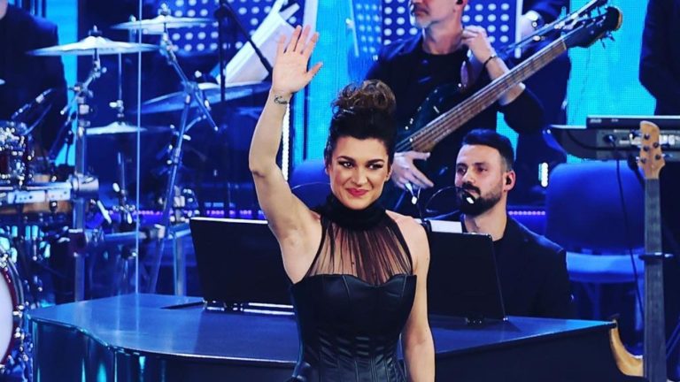 Elsa Lila shpallet fituese e “Festivalit të Këngës”.