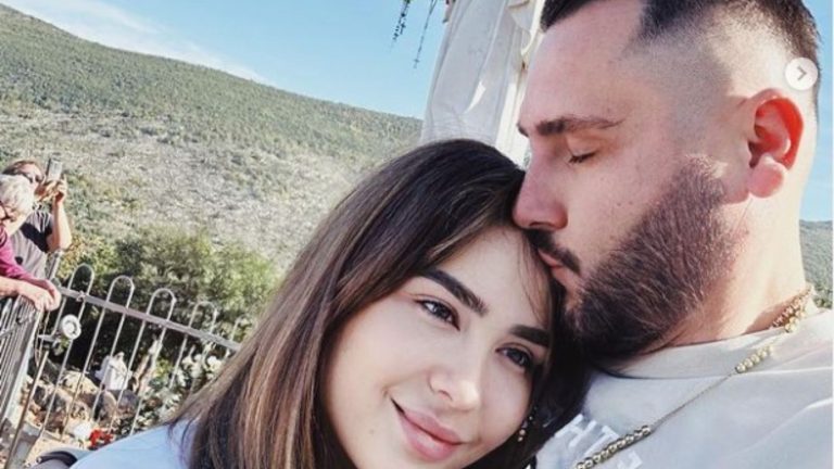 U tha se janë ndarë, çfarë po ndodh me këngëtaren dhe Bes Kallakun? “Shqiptarët të rrinë të qetë”, aktori: Çdo 1 muaj Xhensila është shtatzënë. Më keni ça…