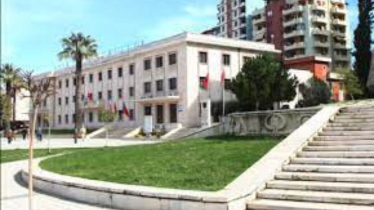 I hoqën ndihmën sociale/ 58-vjeçarja ndërron jetë brenda zyrave të Bashkisë