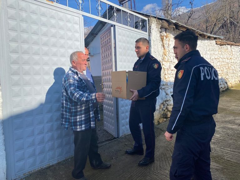 Policia Kufitare Bllatë, shpërndan pako me ushqime për familjet në nevojë në prag të festave të fundvitit