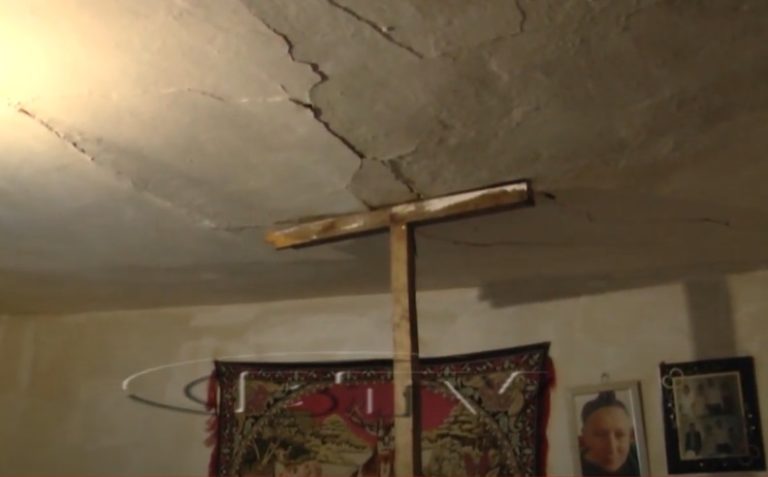 VIDEO – Familja Hoxha rikthehet në banesën e dëmtuar nga tërmeti i tre viteve më parë duke rrezikuar jetën