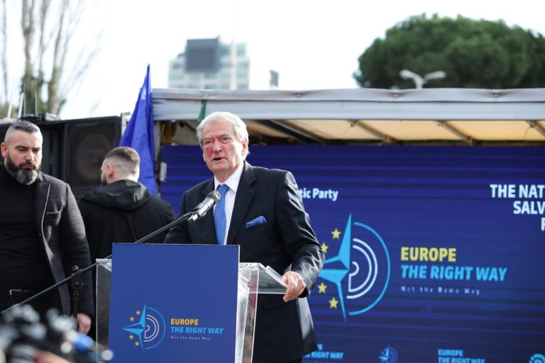 Berisha shfaqet i gjakosur në protestë: Rroftë opozita shqiptare