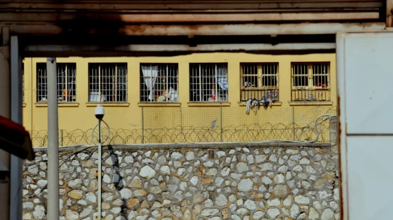 Ekzekutimi i dyfishtë në Athinë, policia dhe prokuroria kontrolle në qelitë e 13 shqiptarëve