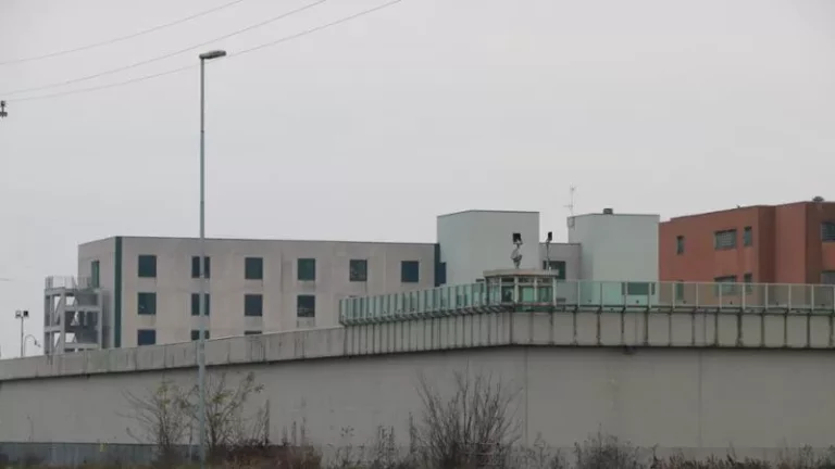 Ngjarje e rëndë në Itali, 20-vjeçari shqiptar mbytet me çarçafë në qelinë e burgut