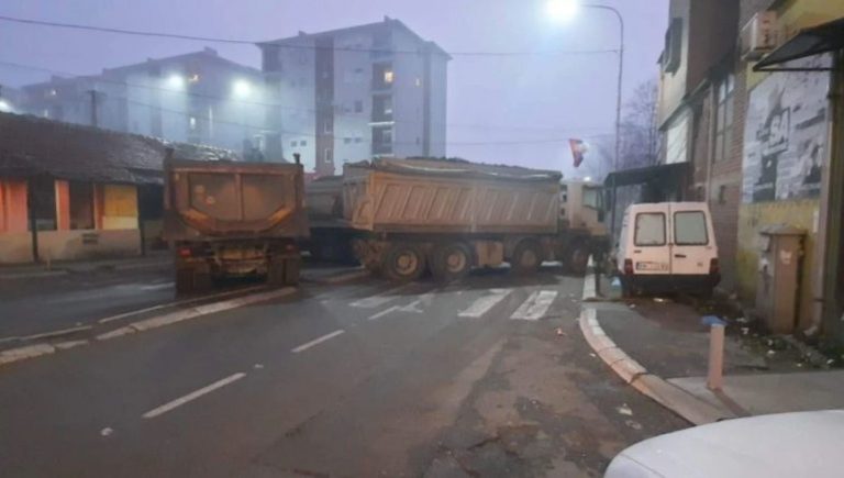 Tensionet në veri të Kosovës, vendoset një tjetër barrikadë në lagjen e ‘Boshnjakëve’ në Mitrovicë
