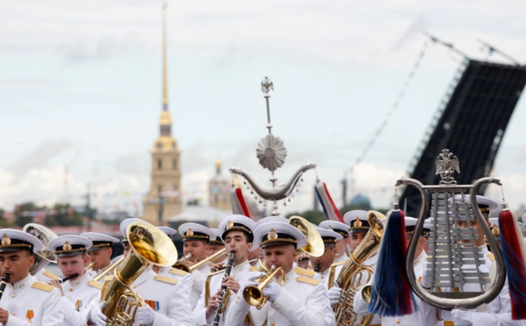 Rusia dërgon muzikantë në front të luftës për t’u ngritur moralin ushtarëve