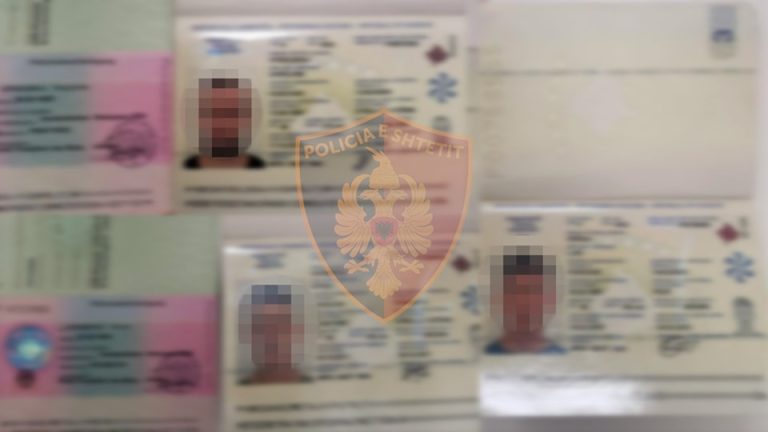 Donin të kalonin me dokumente false në Rinas, prangosen 3 të rinj nga Kosova