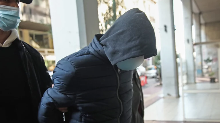 “I pash një sms në telefon dhe…”, ‘zbërthehet’ shqiptari që vrau të dashurën 19-vjeçare në Greqi, shfaq pendesë në gjykatë