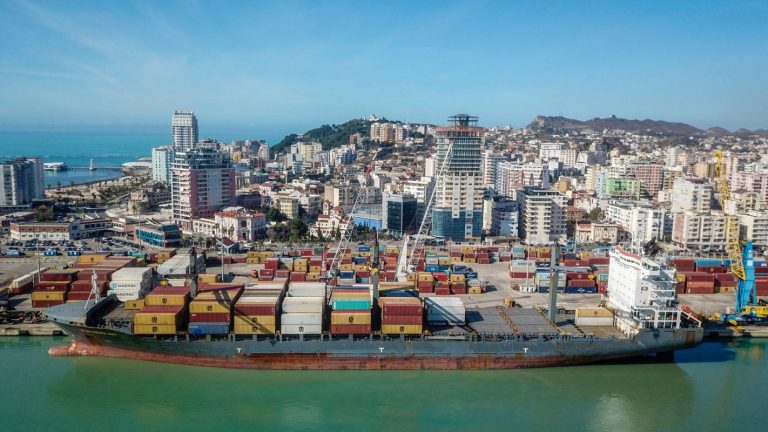 Tentoi të kalonte në kufi me pasaportë të falsifikuar dhe me 12 mijë Euro të padeklaruara, arrestohet 41-vjeçari