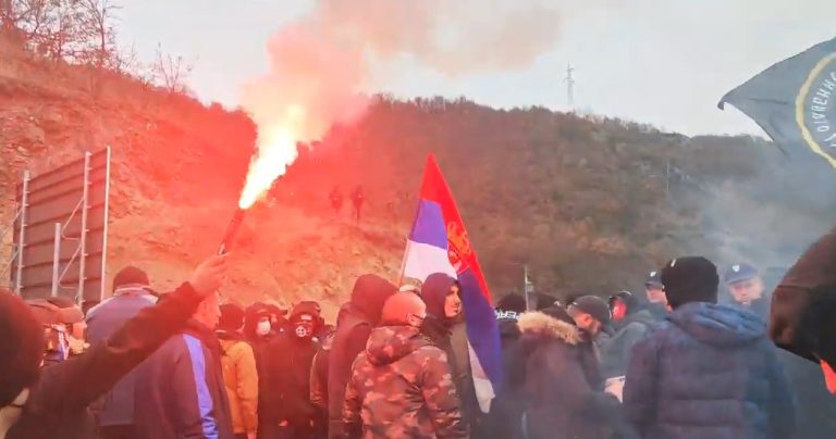 Ekstremistët serbë protestojnë në Jarinjë dhe i vënë flakën “Marrëveshjes së Brukselit”: Kurrë kufi, Kosova është Serbi!
