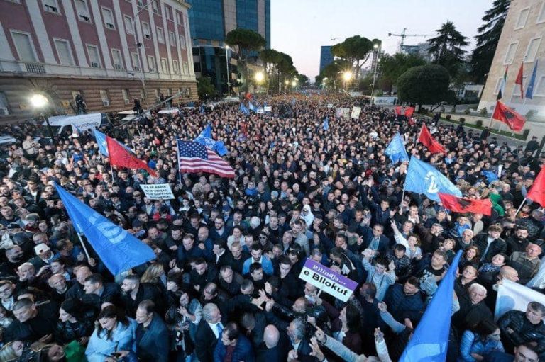 “Sot tirani lebetitet”, Berisha reagon për protestën e orës 12:00