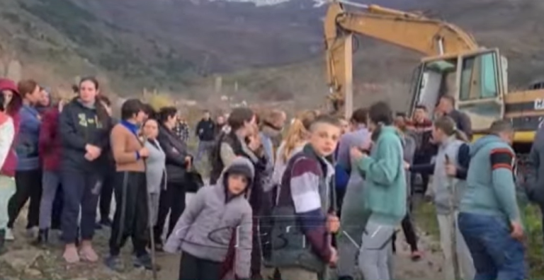 VIDEO – Banorët e Kërçishtit në protestë, bllokojnë ndërtimin e ujësjellësit të Maqellarës