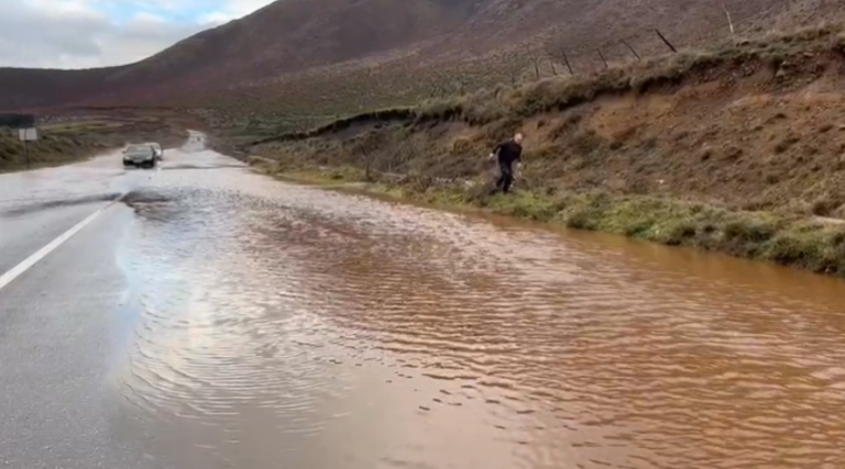 Rruga e Arbërit kthehet në liqen pas reshjeve, vështirësi në qarkullimin e mjeteve
