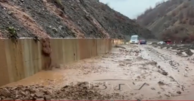 VIDEO – Reshjet e shiut dhe shembja e dheut bllokojnë rrugën e Arbërit