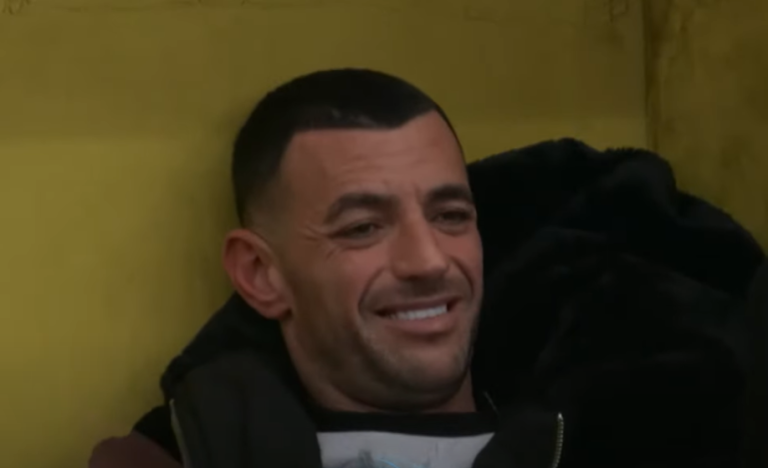 VIDEO – Darka romantike me Gresën, Stresi sqaron banorët: Trëndafilat s’i kam vendosur unë