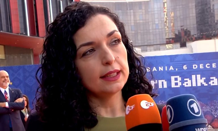 Vjosa Osmani akuza Vuçiçit: Produkt i një mendësie që ka ekzistuar në vitet ’90 që çoi në vrasjen e 150 mijë civilëve